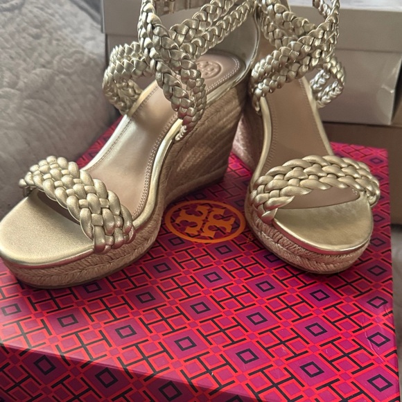 NWT Tory Burch Gold Woven Wedge Sandals 💕